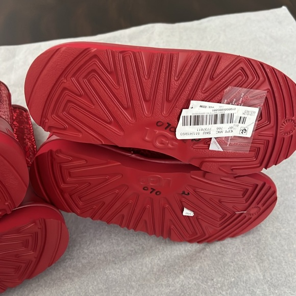 UGG
Girls' Classic II Gel Hearts Boots (Youth) - Picture 14 of 14